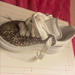Alexander McQueen Kids Glitter Sneaker in Gold and White